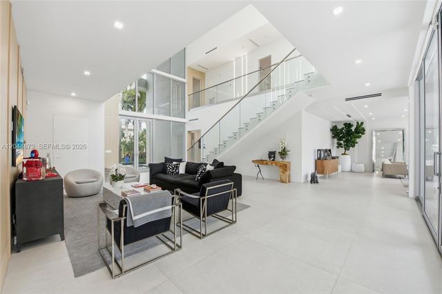 91 Fiesta Way, Fort Lauderdale, FL 33301