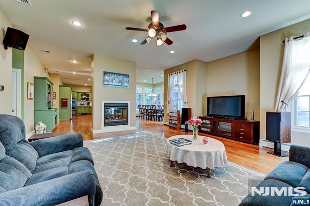 46 Seton Hall Drive, Oakland, NJ 07436