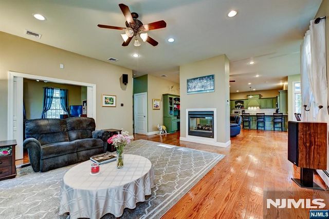 46 Seton Hall Drive, Oakland, NJ 07436