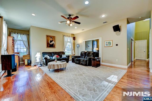 46 Seton Hall Drive, Oakland, NJ 07436