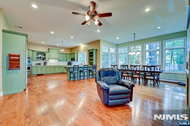 46 Seton Hall Drive, Oakland, NJ 07436