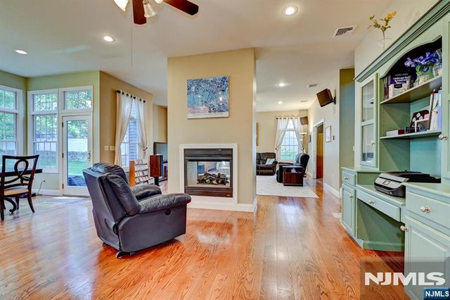 46 Seton Hall Drive, Oakland, NJ 07436
