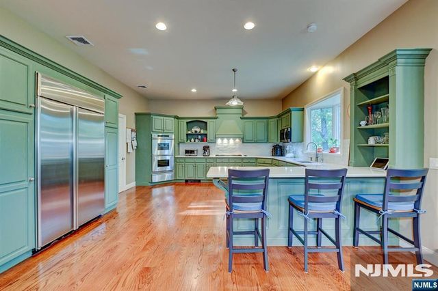 46 Seton Hall Drive, Oakland, NJ 07436