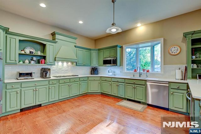 46 Seton Hall Drive, Oakland, NJ 07436