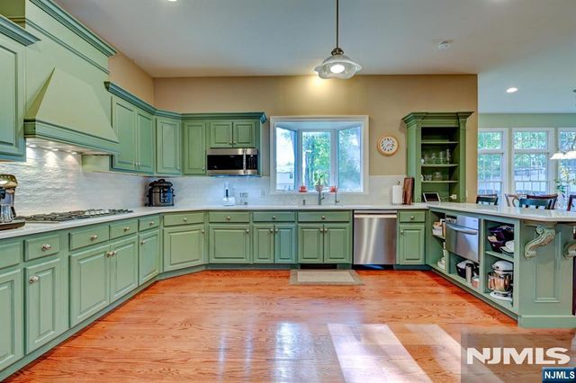 46 Seton Hall Drive, Oakland, NJ 07436