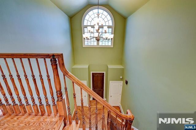 46 Seton Hall Drive, Oakland, NJ 07436