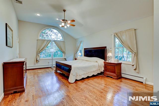 46 Seton Hall Drive, Oakland, NJ 07436