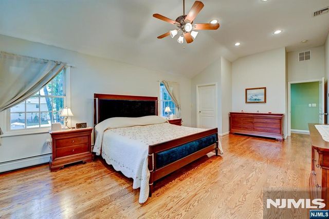 46 Seton Hall Drive, Oakland, NJ 07436