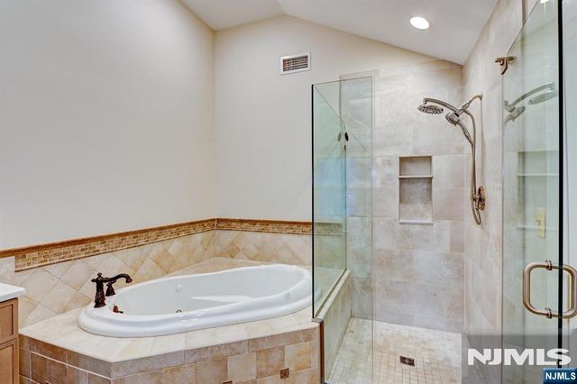 46 Seton Hall Drive, Oakland, NJ 07436