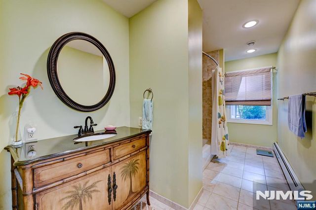 46 Seton Hall Drive, Oakland, NJ 07436