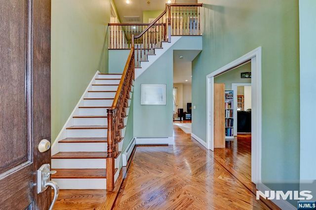 46 Seton Hall Drive, Oakland, NJ 07436