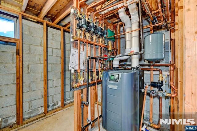 46 Seton Hall Drive, Oakland, NJ 07436