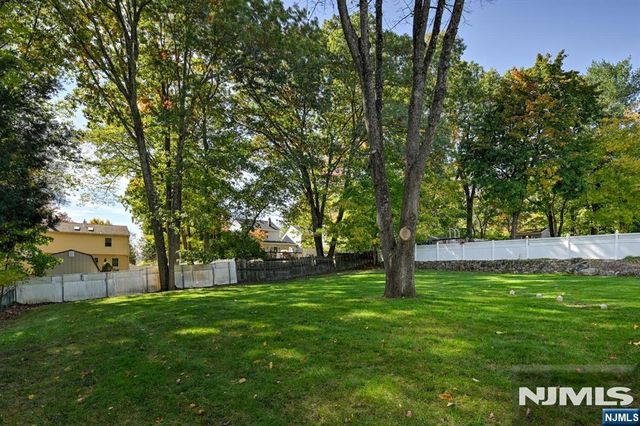 46 Seton Hall Drive, Oakland, NJ 07436