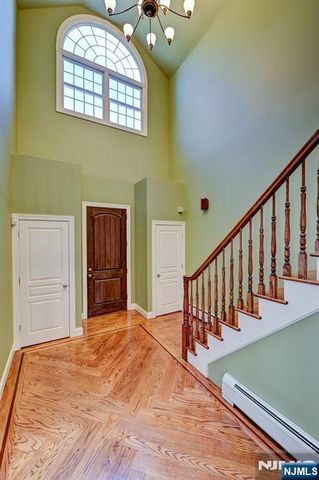 46 Seton Hall Drive, Oakland, NJ 07436