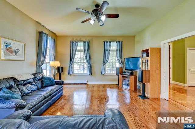 46 Seton Hall Drive, Oakland, NJ 07436