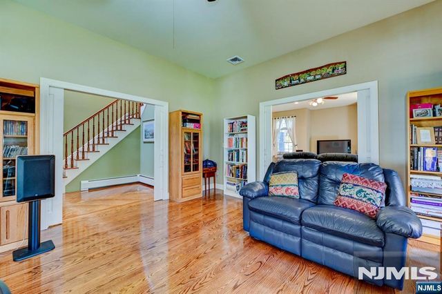 46 Seton Hall Drive, Oakland, NJ 07436
