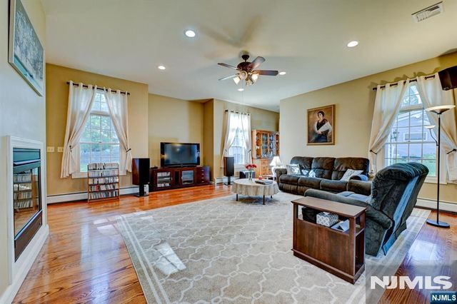 46 Seton Hall Drive, Oakland, NJ 07436