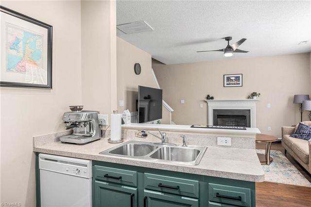 6031 Parkside Circle, Winston-salem, NC 27107