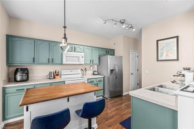 6031 Parkside Circle, Winston-salem, NC 27107