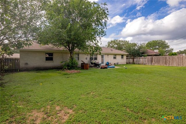 203 Yorkshire Lane, Victoria, TX 77904
