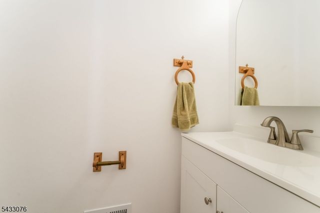 130 Locust Ct, Raritan Twp., NJ 08822