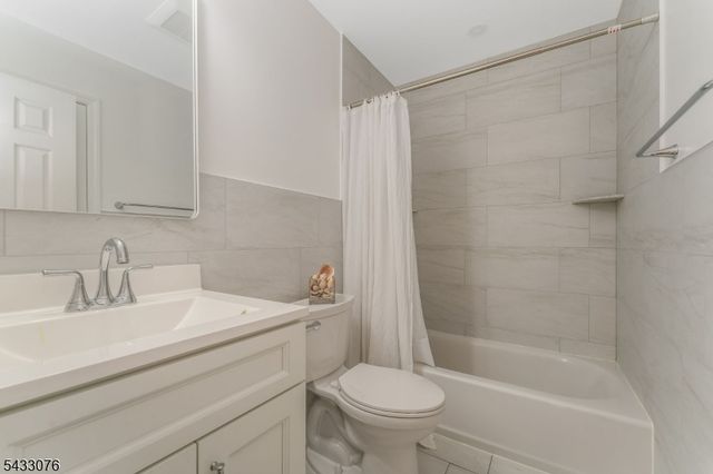 130 Locust Ct, Raritan Twp., NJ 08822