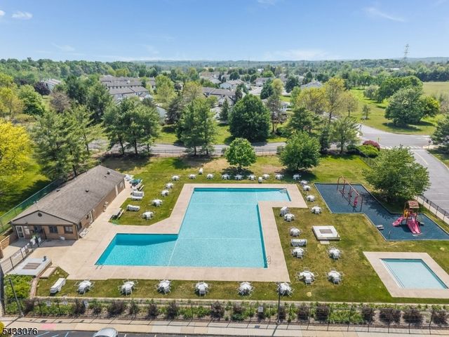 130 Locust Ct, Raritan Twp., NJ 08822