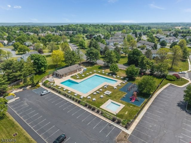 130 Locust Ct, Raritan Twp., NJ 08822
