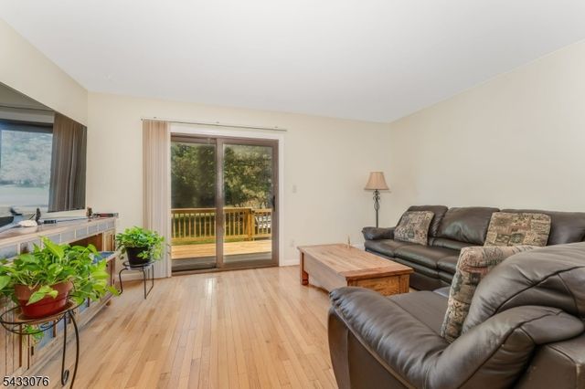 130 Locust Ct, Raritan Twp., NJ 08822