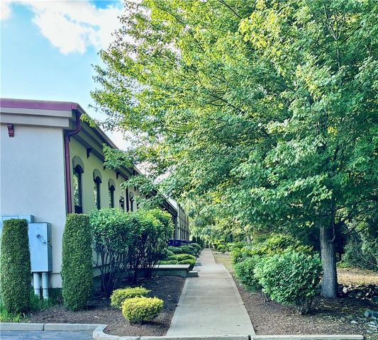 61 Cedar Avenue 6, East Greenwich, RI 02818