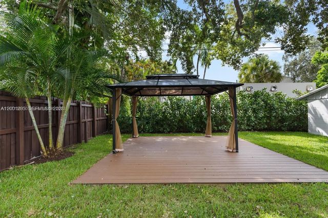 212 NW 103rd St, Miami, FL 33150