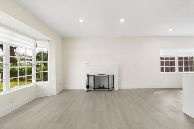 212 NW 103rd St, Miami, FL 33150