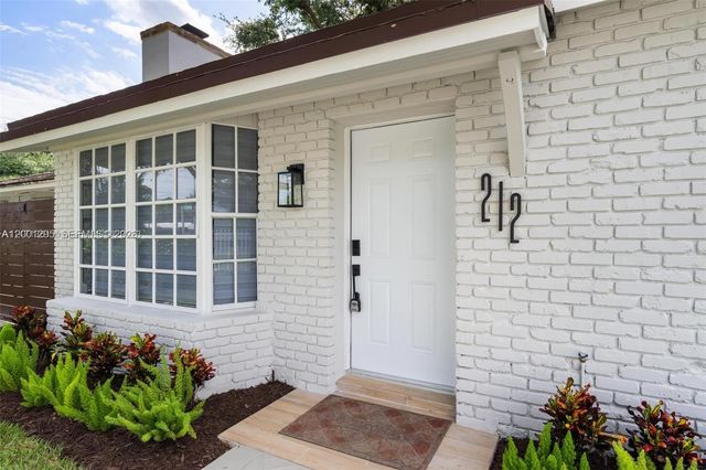 212 NW 103rd St, Miami, FL 33150