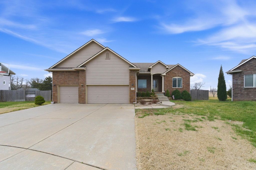 2801 N Emerson Cir., Derby, KS 67037