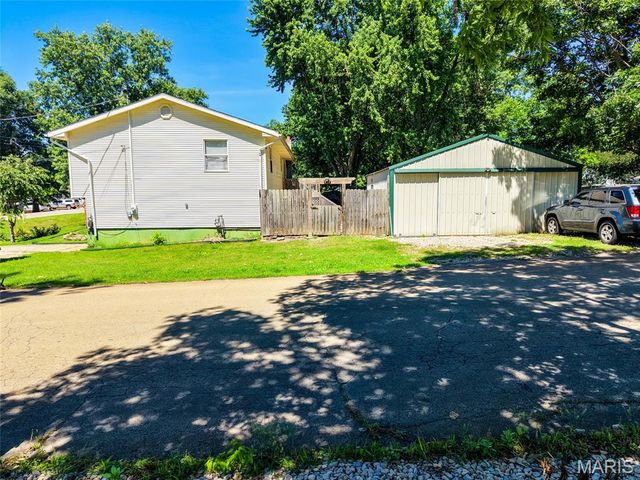 1307 E Chestnut Street, Desloge, MO 63601