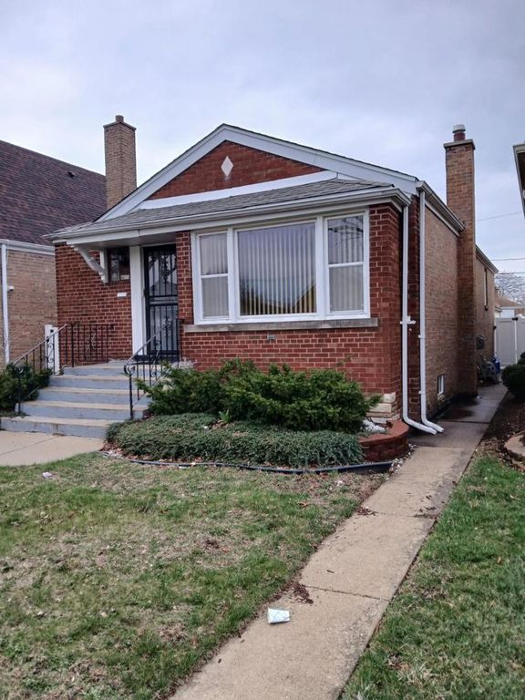 Image 1 of property listing at 8025 S Sacramento Avenue, Chicago, IL 60652