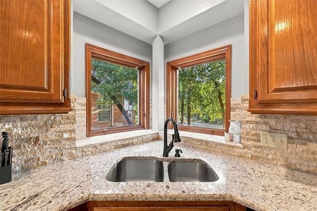 1 N Crosstimber Trail, Edmond, OK 73034