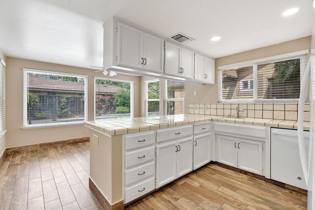 674 E Cole Avenue, Fresno, CA 93720