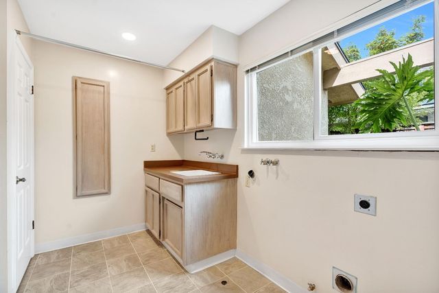 674 E Cole Avenue, Fresno, CA 93720