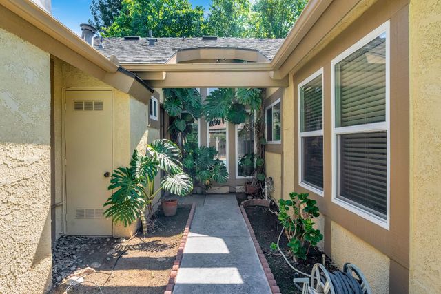 674 E Cole Avenue, Fresno, CA 93720