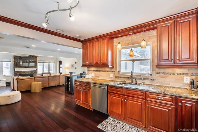 2 Henry Court, Nanuet, NY 10954