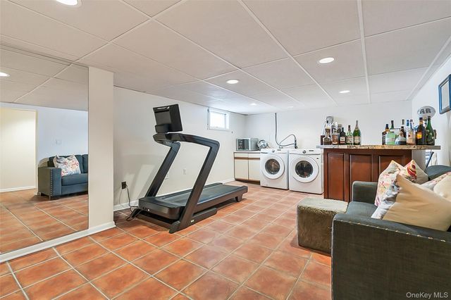 2 Henry Court, Nanuet, NY 10954