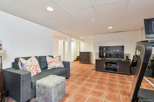 2 Henry Court, Nanuet, NY 10954