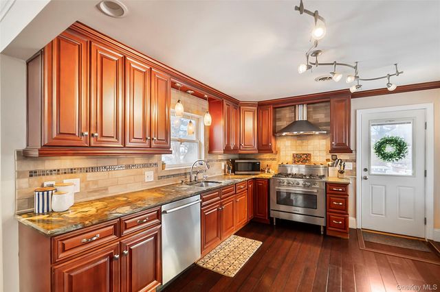 2 Henry Court, Nanuet, NY 10954