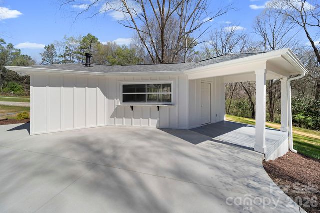 913 Kelly Road, Mount Holly, NC 28120