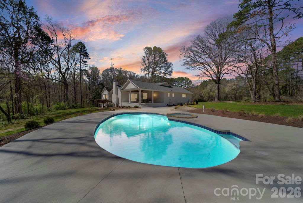 913 Kelly Road, Mount Holly, NC 28120