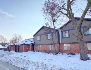 22 CREEKSIDE Circle D, Elgin, IL 60123