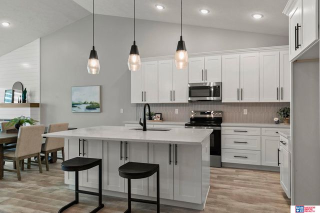 10721 Majestic Lane, Lincoln, NE 68527