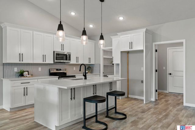 10721 Majestic Lane, Lincoln, NE 68527