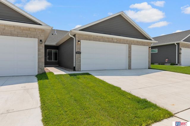 10721 Majestic Lane, Lincoln, NE 68527
